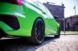 JR Wheels SL-02 Svart aluminiumfälg monterade på bil i stämnigsfull miljö