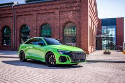 JR Wheels SL-02 Svart aluminiumfälg monterade på bil i stämnigsfull miljö