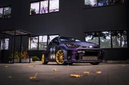 JR Wheels SL-02 Guld aluminiumfälg monterade på bil i stämnigsfull miljö