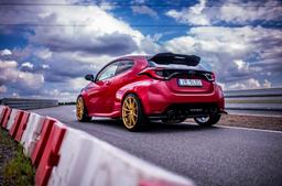 JR Wheels SL-02 Guld aluminiumfälg monterade på bil i stämnigsfull miljö