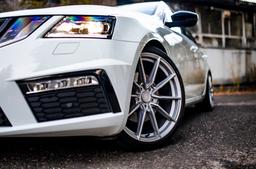JR Wheels SL-02 Silver aluminiumfälg monterade på bil i stämnigsfull miljö