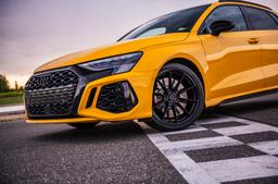 JR Wheels SL-02 Svart aluminiumfälg monterade på bil i stämnigsfull miljö