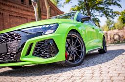 JR Wheels SL-02 Grå aluminiumfälg monterade på bil i stämnigsfull miljö