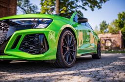 JR Wheels SL-02 Grå aluminiumfälg monterade på bil i stämnigsfull miljö