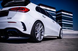 JR Wheels SL-02 Silver aluminiumfälg monterade på bil i stämnigsfull miljö