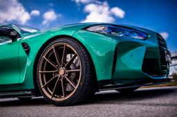 JR Wheels SL-02 Bronse aluminiumsfelger montert på bil i en stemningsfull omgivelse