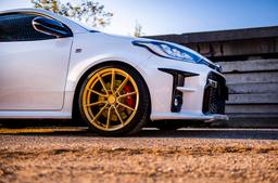 JR Wheels SL-02 Guld aluminiumfälg monterade på bil i stämnigsfull miljö