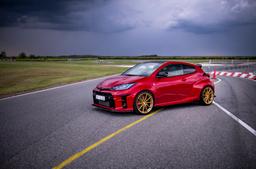 JR Wheels SL-02 Guld aluminiumfälg monterade på bil i stämnigsfull miljö