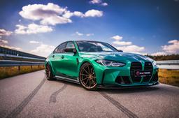 JR Wheels SL-02 Brons aluminiumfälg monterade på bil i stämnigsfull miljö