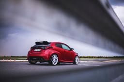 JR Wheels SL-02 Vit aluminiumfälg monterade på bil i stämnigsfull miljö