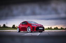 JR Wheels SL-02 Vit aluminiumfälg monterade på bil i stämnigsfull miljö