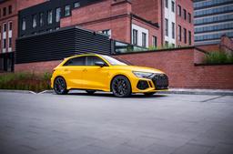 JR Wheels SL-02 Harmaa alumiinivanteet asennettuna autoon tunnelmallisessa ympäristössä