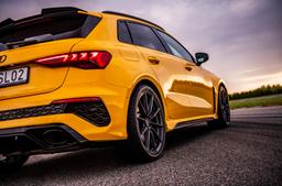 JR Wheels SL-02 Harmaa alumiinivanteet asennettuna autoon tunnelmallisessa ympäristössä