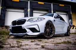 JR Wheels SL-02 Brons aluminiumfälg monterade på bil i stämnigsfull miljö