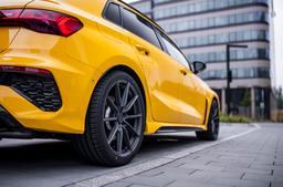 JR Wheels SL-02 Grå aluminiumfälg monterade på bil i stämnigsfull miljö