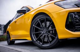 JR Wheels SL-02 Grå aluminiumfälg monterade på bil i stämnigsfull miljö