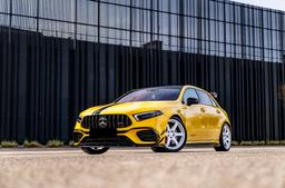 JR Wheels SL-03 Valkoinen alumiinivanteet asennettuna autoon tunnelmallisessa ympäristössä