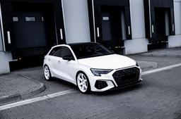 JR Wheels SL-03 Valkoinen alumiinivanteet asennettuna autoon tunnelmallisessa ympäristössä