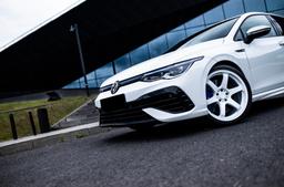 JR Wheels SL-03 Vit aluminiumfälg monterade på bil i stämnigsfull miljö