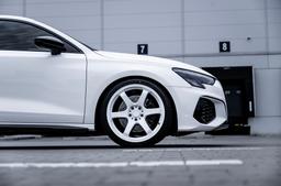 JR Wheels SL-03 Vit aluminiumfälg monterade på bil i stämnigsfull miljö
