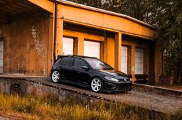 JR Wheels SL-03 Vit aluminiumfälg monterade på bil i stämnigsfull miljö