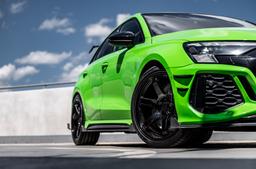 JR Wheels SL-03 Svart aluminiumfälg monterade på bil i stämnigsfull miljö