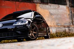 JR Wheels SL-03 Brons aluminiumfälg monterade på bil i stämnigsfull miljö