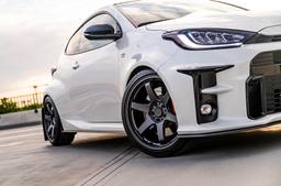 JR Wheels SL-03 Harmaa alumiinivanteet asennettuna autoon tunnelmallisessa ympäristössä