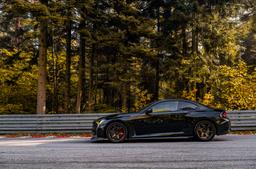 JR Wheels SL-03 Custom aluminiumsfelger montert på bil i en stemningsfull omgivelse