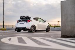 JR Wheels SL-03 Harmaa alumiinivanteet asennettuna autoon tunnelmallisessa ympäristössä