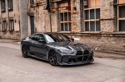 JR Wheels SL-03 Harmaa alumiinivanteet asennettuna autoon tunnelmallisessa ympäristössä