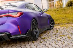 JR Wheels SL-03 Harmaa alumiinivanteet asennettuna autoon tunnelmallisessa ympäristössä