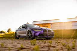 JR Wheels SL-03 Harmaa alumiinivanteet asennettuna autoon tunnelmallisessa ympäristössä