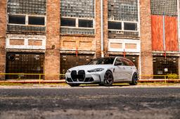 JR Wheels SL-03 Harmaa alumiinivanteet asennettuna autoon tunnelmallisessa ympäristössä