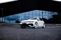 JR Wheels SL-03 Vit aluminiumfälg monterade på bil i stämnigsfull miljö