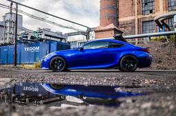 JR Wheels SL-03 Svart aluminiumfälg monterade på bil i stämnigsfull miljö