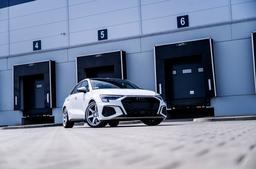 JR Wheels SL-03 Silver aluminiumfälg monterade på bil i stämnigsfull miljö