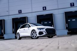 JR Wheels SL-03 Silver aluminiumfälg monterade på bil i stämnigsfull miljö