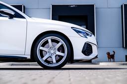 JR Wheels SL-03 Silver aluminiumfälg monterade på bil i stämnigsfull miljö