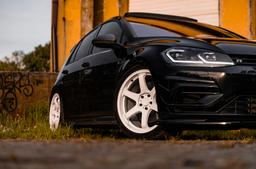 JR Wheels SL-03 Vit aluminiumfälg monterade på bil i stämnigsfull miljö