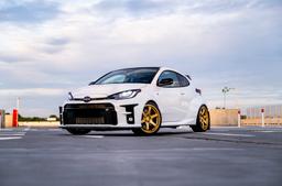 JR Wheels SL-03 Custom aluminiumfälg monterade på bil i stämnigsfull miljö