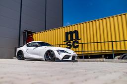 JR Wheels SL-03 Custom aluminiumfälg monterade på bil i stämnigsfull miljö