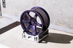 JR Wheels SL-03 Custom aluminiumfälg monterade på bil i stämnigsfull miljö