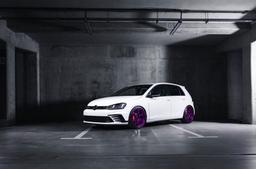 JR Wheels SL-03 Custom aluminiumfälg monterade på bil i stämnigsfull miljö
