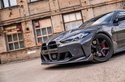 JR Wheels SL-03 Svart aluminiumfälg monterade på bil i stämnigsfull miljö