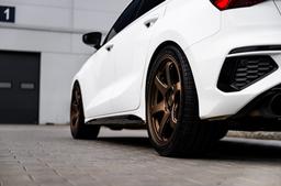 JR Wheels SL-03 Brons aluminiumfälg monterade på bil i stämnigsfull miljö