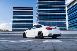 JR Wheels SL-03 Musta alumiinivanteet asennettuna autoon tunnelmallisessa ympäristössä