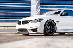 JR Wheels SL-03 Musta alumiinivanteet asennettuna autoon tunnelmallisessa ympäristössä