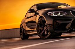 JR Wheels SL-03 Musta alumiinivanteet asennettuna autoon tunnelmallisessa ympäristössä