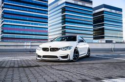 JR Wheels SL-03 Musta alumiinivanteet asennettuna autoon tunnelmallisessa ympäristössä